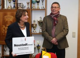 Wer wird Nachfolger von Neustadt (Dosse)? Die Stadt in Ostprignitz-Ruppin und ihr Bürgermeister Carl Tedsen bekamen 2017 die Siegertafel von Sportministerin Britta Ernst überreicht.